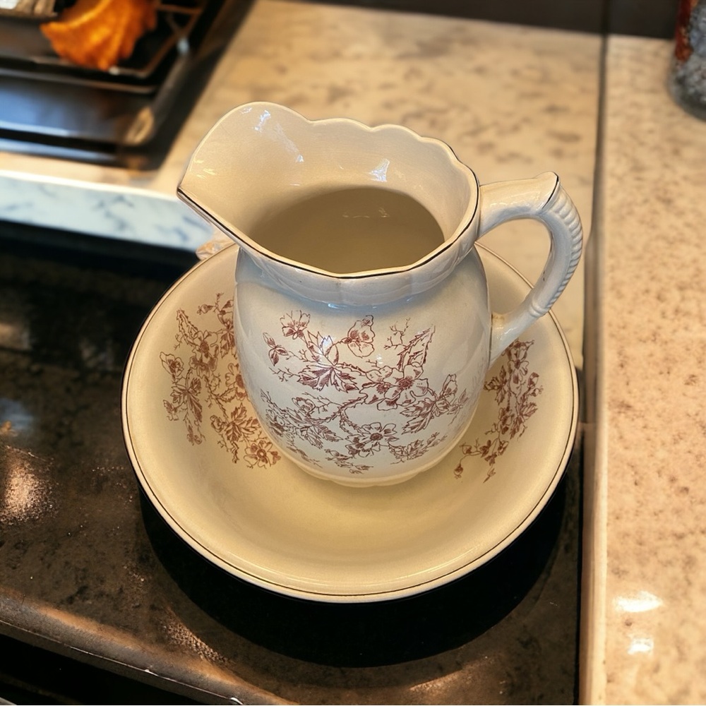 Beautiful antique pitcher and wash basin set. - Picture 6 of 13